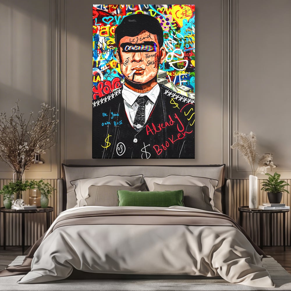 Tablou canvas cu tablou canvas cu personaj tip tommy shelby, fara rama, pe sasiu de lemn, pe perete intr-un dormitor